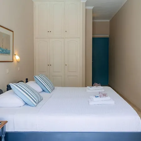 The Boathouse 3* Kamári