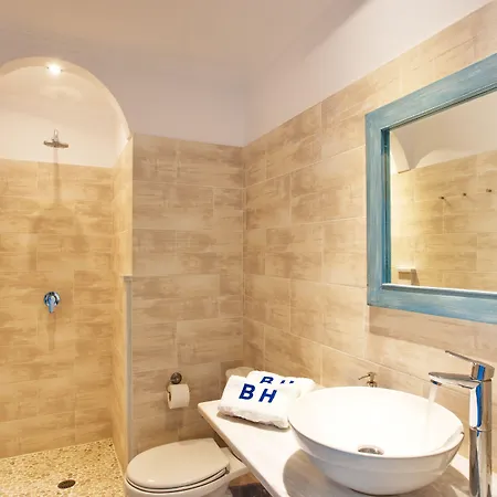 The Boathouse Otel