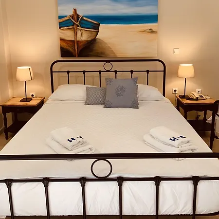 The Boathouse 3* Kamári