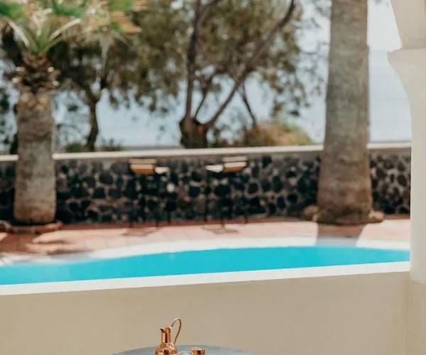 The Boathouse 3* Камари