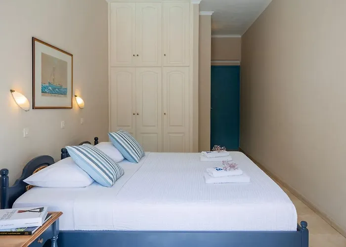 The Boathouse 3* Камари